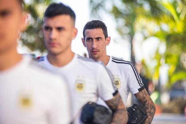 Jogadores da Argentina na chegada  Toca da Raposa II, centro de treinamento do Cruzeiro