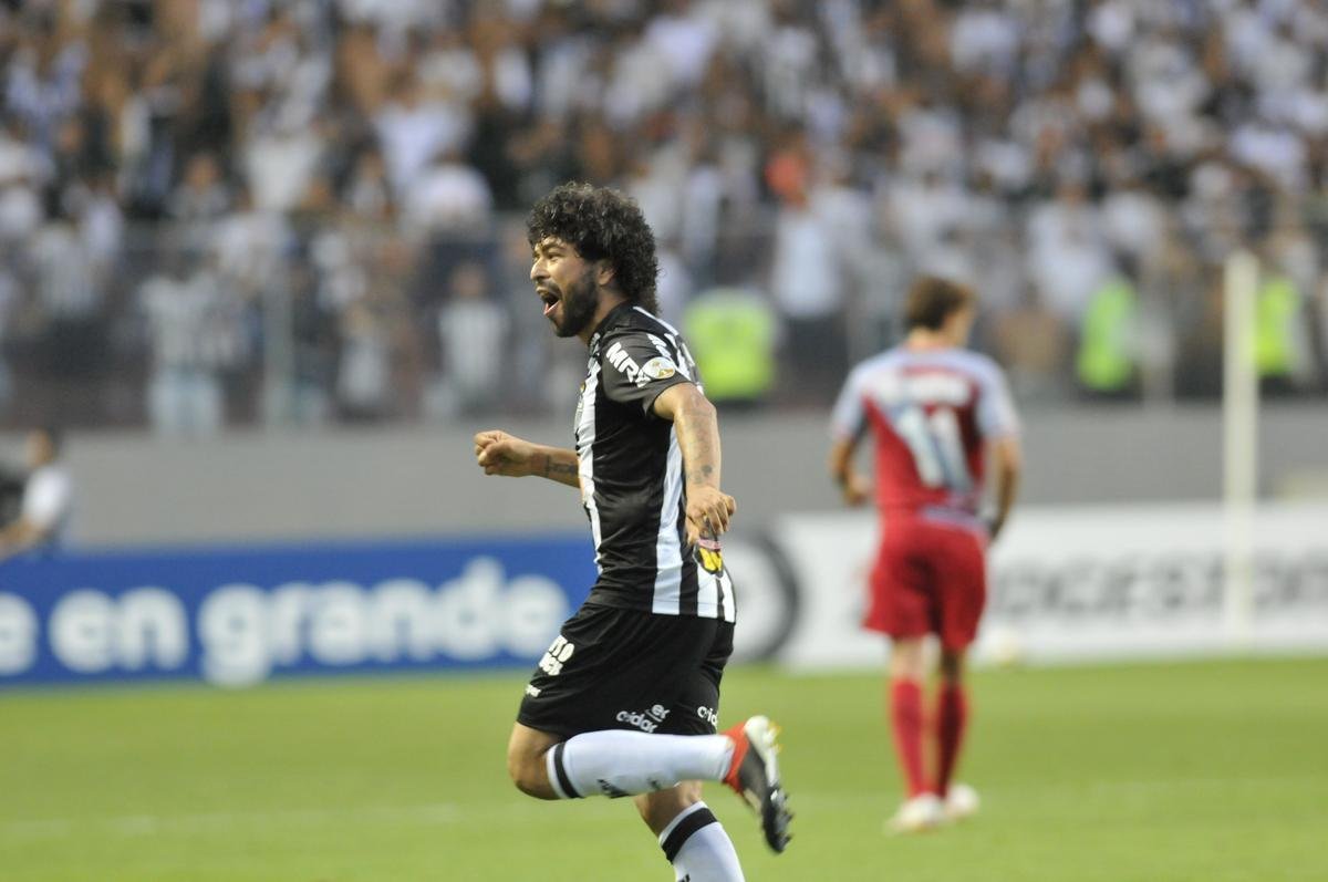 No primeiro tempo, Atltico abriu 3 a 1 no placar, com gols de Luan e Ricardo Oliveira (2)