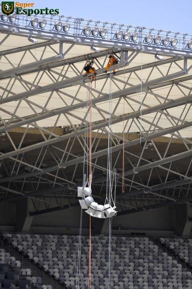 06/12/2012 - Instalao dos refletores. Reforma entra na parte dos detalhes, do acabamento final.