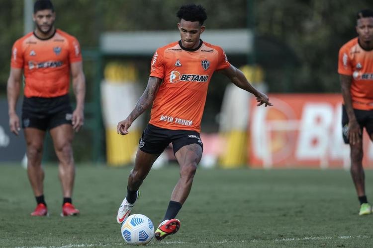 Com Guilherme Arana de volta, Cuca comanda atividade na Cidade do Galo