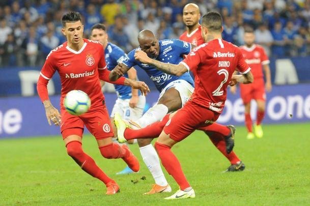 Fotos do primeiro tempo do duelo entre Cruzeiro e Internacional, no Mineiro, pela semifinal da Copa do Brasil