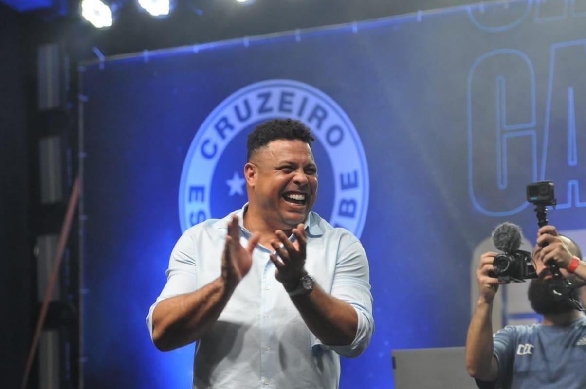 Ronaldo levou cruzeirenses de Conselheiro Lafaiete ao delrio ao participar da Caravana do Cruzeiro nesta quarta-feira (26). Fenmeno esteve acompanhado no palco de Pedro Loureno, patrocinador do clube, e ganhou msica nova produzida pelo rapper Das Quebradas