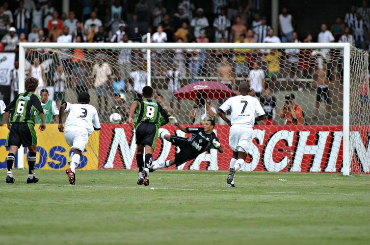 Campeonato Mineiro de 2004 - O clssico terminou sem gols, mas foi decidido pelo goleiro Lalson, do Amrica. Ele defendeu a cobrana de pnalti de Tucho no segundo tempo do duelo no Mineiro. 