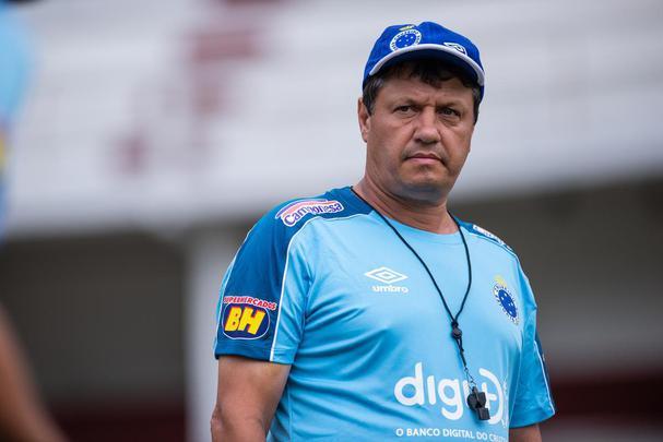 Jogadores do Cruzeiro treinaram nesta terça-feira nas Laranjeiras, estádio do Fluminense, no Rio de Janeiro. Adilson Batista pode promover entradas de Ezequiel e Fred ao time diante do Grêmio, na quinta-feira.