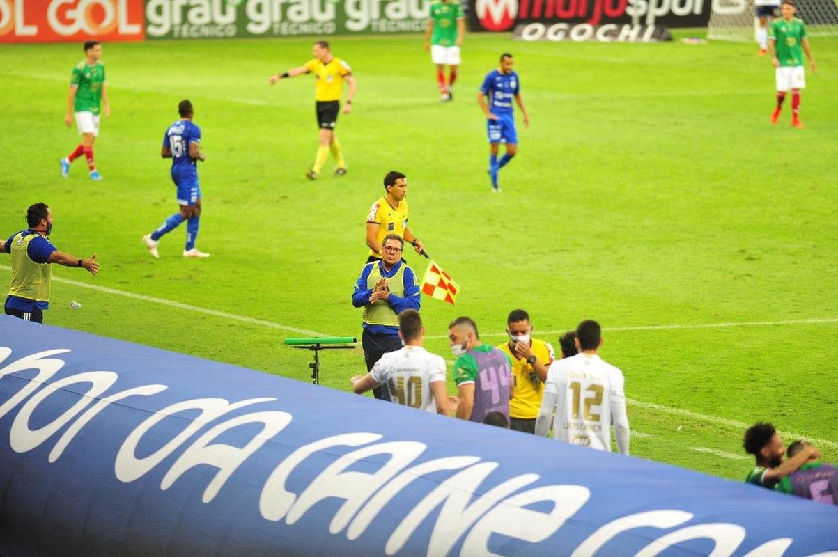 Fotos do jogo entre Cruzeiro e Confiana pela Srie B. Jogo  em Belo Horizonte marcou a volta da torcida cruzeirense ao Mineiro aps meses de ausncia devido  pandemia da COVID-19
