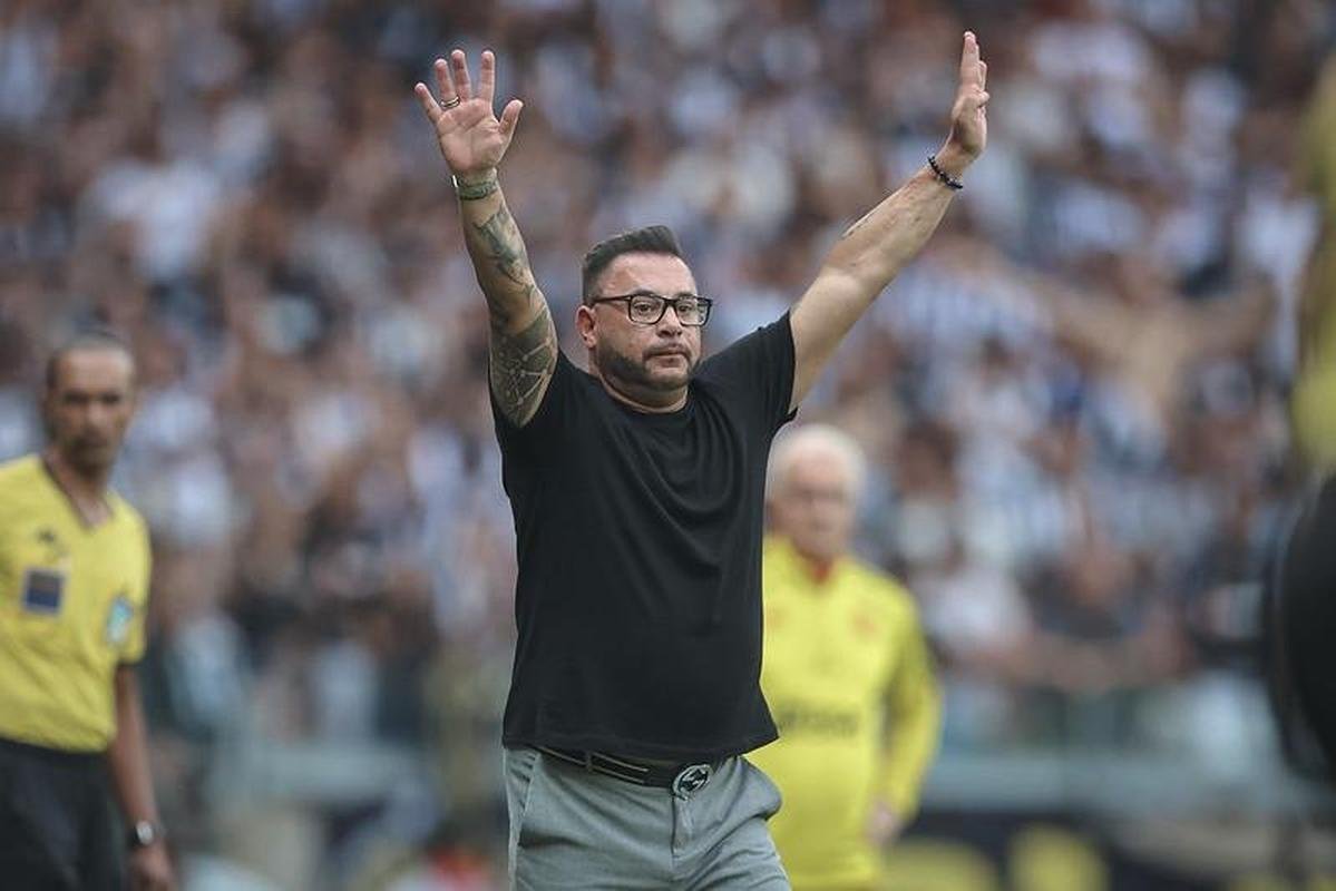 Vitria por 2 a 0 sobre o Flamengo, pelo Brasileiro, deu sobrevida a Turco no cargo. Treinador era criticado por atuaes e resultados ruins do Atltico 