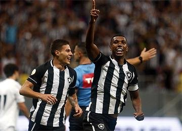 Botafogo ganha por 3 a 0 no Estádio Mané Garrincha, em Brasília, e conquista larga vantagem para jogo da volta, no Nilton Santos 