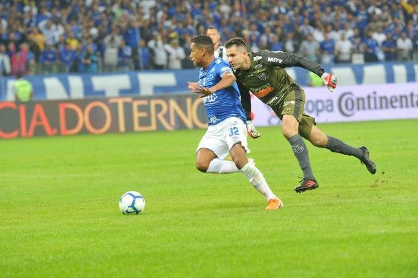 Aps bela jogada de Pedro Rocha, Thiago Neves marcou para o Cruzeiro