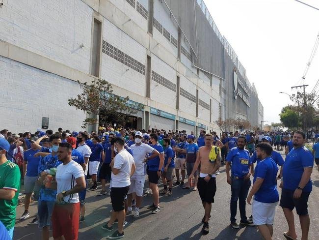 Torcida do Cruzeiro chega ao Independncia para o primeiro jogo com pblico no estdio durante a pandemia