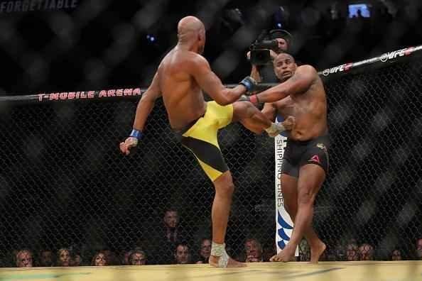Fotos da derrota de Anderson Silva para Daniel Cormier no UFC 200