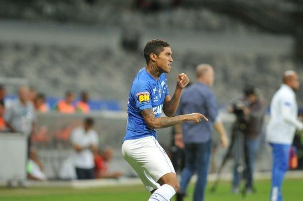 Raniel ampliou vantagem para o Cruzeiro e marcou terceiro gol, de cabea, aps sobra da zaga: 3 a 1