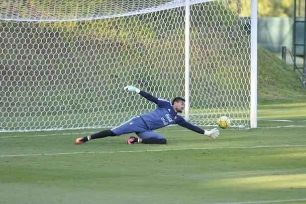 Seleo Argentina treinou nesta tera na Cidade do Galo com Lionel Messi. O craque cobrou faltas, afiou a pontaria e, em seguida, deixou a atividade mais cedo para se poupar. Na parte final, o tcnico Bauza orientou um trabalho em campo reduzido