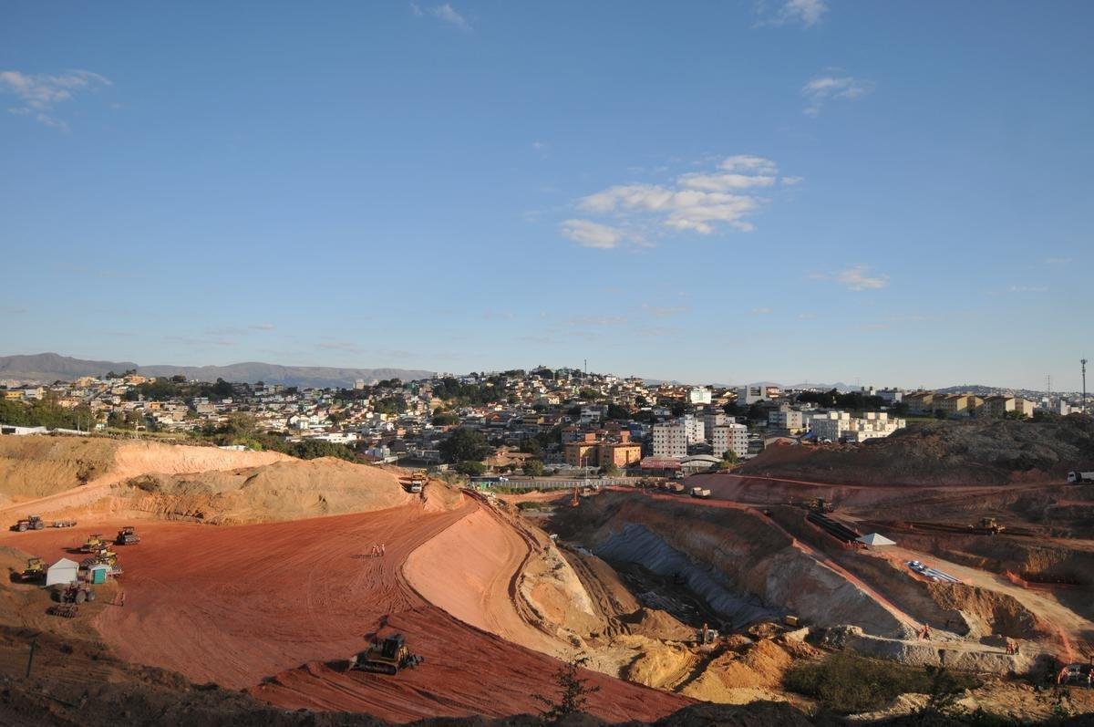 08/07/2020 - Novas fotos da obra de construo da Arena MRV, do Atltico, no bairro Califrnia, em Belo Horizonte. Tratores trabalham a todo vapor no local em etapa de terraplanagem. (Alexandre Guzanshe/EM/D. A Press)