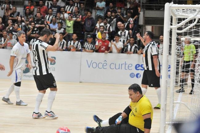 Jogo festivo e solid�rio reuniu craques do futsal mineiro em BH