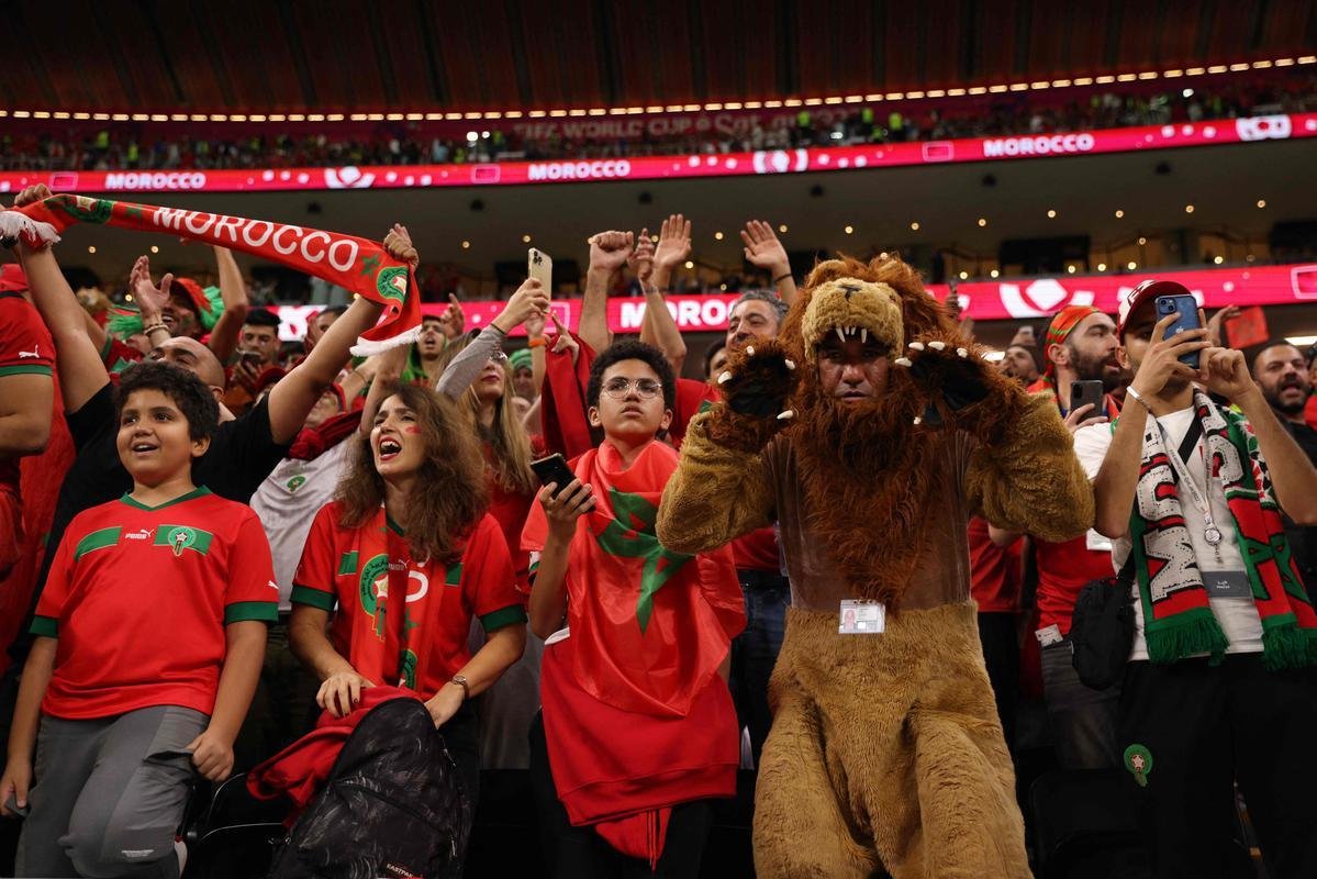 Imagens das torcidas de Frana e Marrocos no duelo pela semifinal da Copa do Mundo do Catar, no Estdio Al Bayt