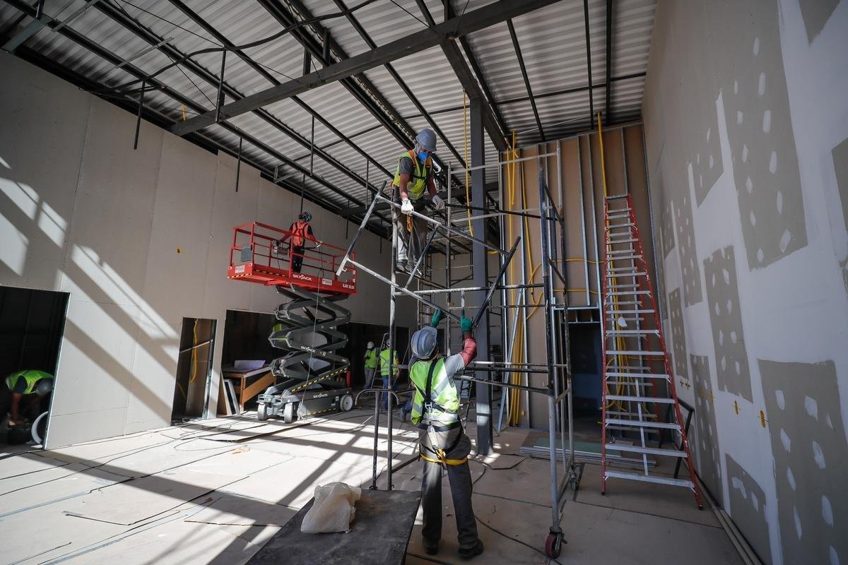 Ideia  mostrar a realidade das obras de construo do estdio do Galo
