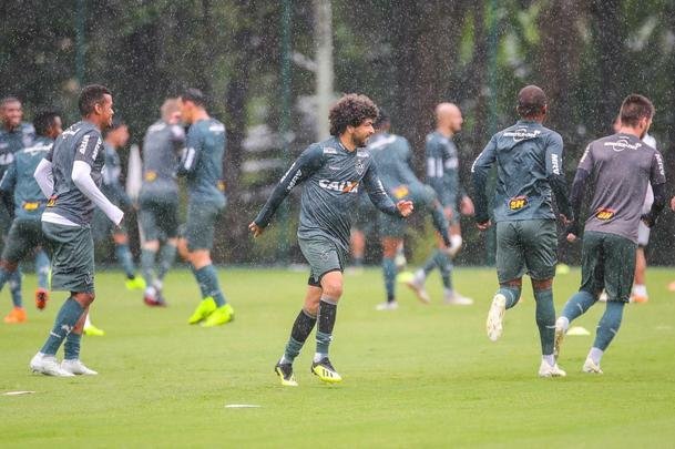 Atltico treinou sob chuva intensa na Cidade do Galo nesta quinta-feira  tarde