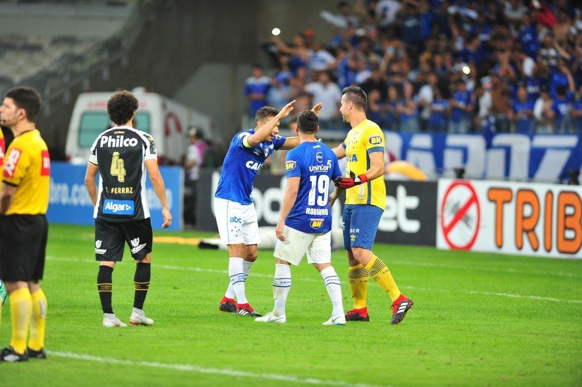 Fbio foi decisivo nos pnaltis, fez trs defesas e colocou o Cruzeiro nas semifinais da Copa do Brasil
