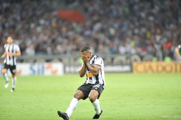 Marquinhos abriu o placar para o Atltico sobre o Gois com chute cruzado