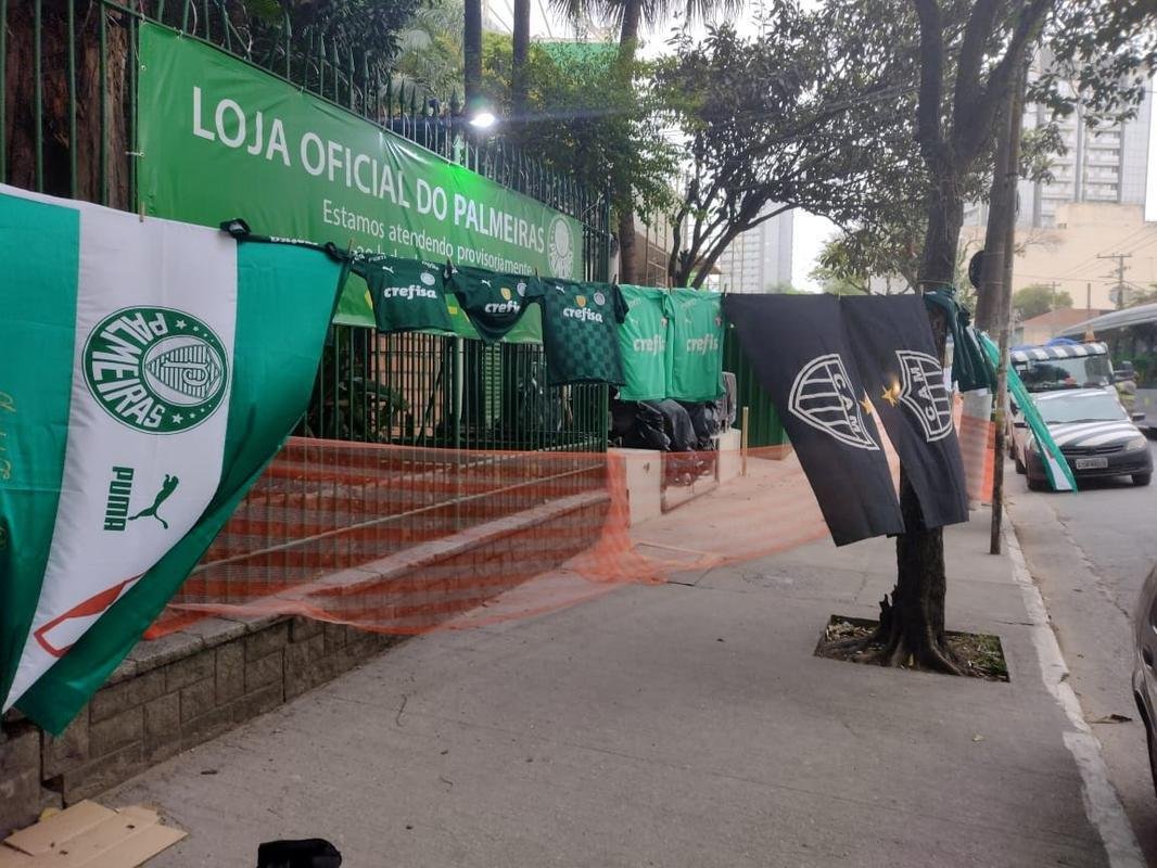 Mesmo com o Allianz Parque fechado para o pblico, o entorno do estdio do Palmeiras reuniu muitos torcedores que vo acompanhar a semifinal contra o Atltico em bares e restaurantes (Tlio Kaizer/EM/D. A Press)
