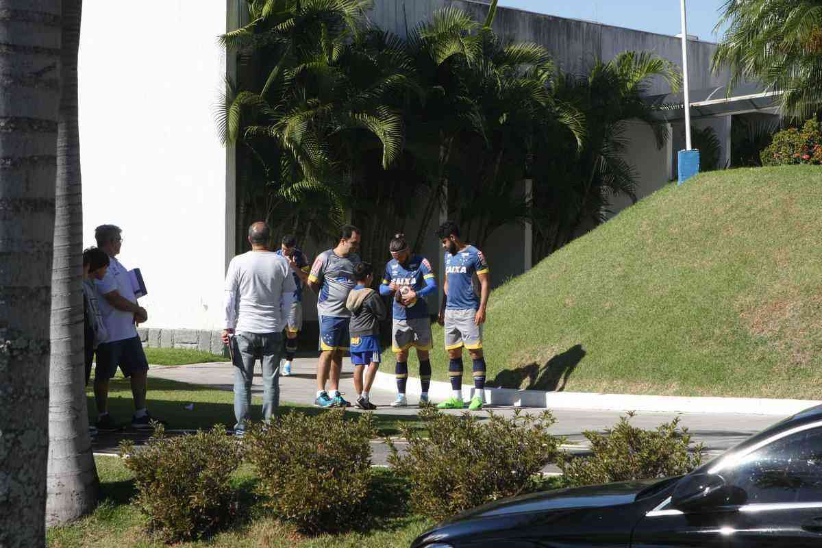 Jogadores do Cruzeiro foram muito assediados antes do treino do Cruzeiro, na Toca II