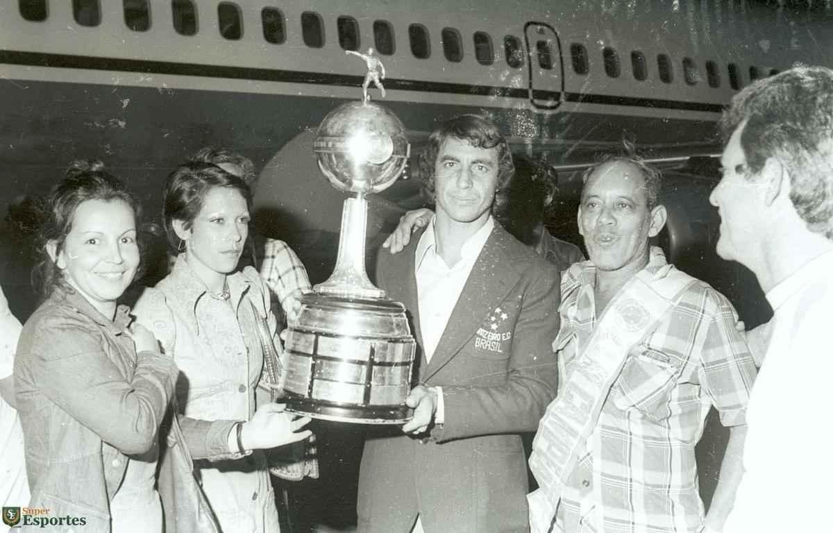 Jogadores do Cruzeiro desembarcam na Pampulha e, em seguida, saem em carro aberto por BH