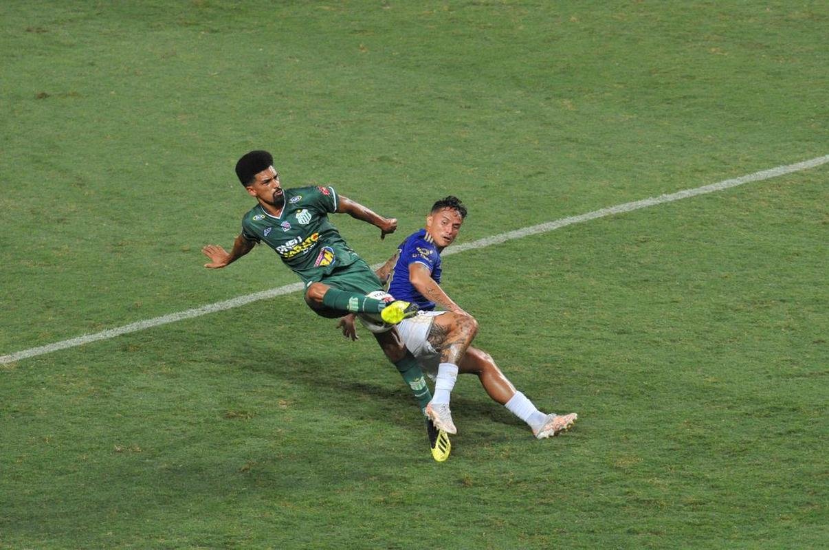 Depois de muito insistir, Cruzeiro abriu o placar com latera-esquerdo Matheus, em cobrana de falta: 1 a 0