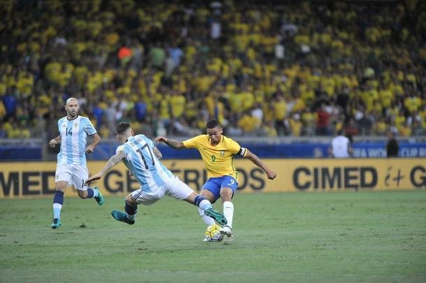 Imagens do primeiro tempo de Brasil e Argentina no Mineiro