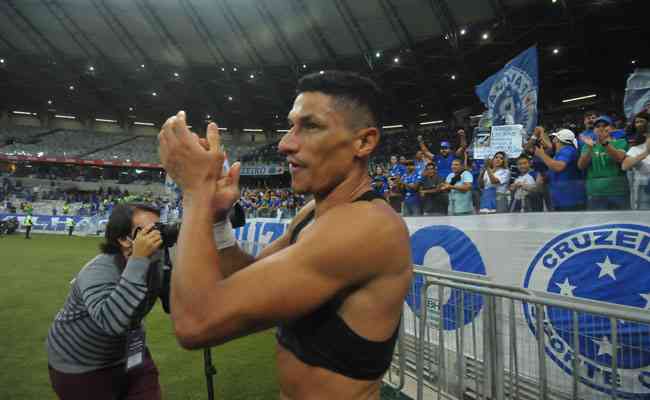 Luvannor festejou gol e vitria com a torcida do Cruzeiro no Mineiro