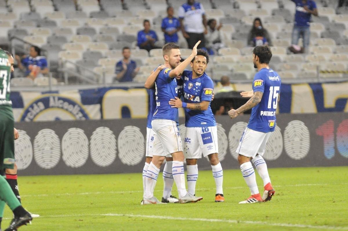 No segundo tempo, Fred marcou duas vezes e ampliou vantagem do Cruzeiro para 3 a 0