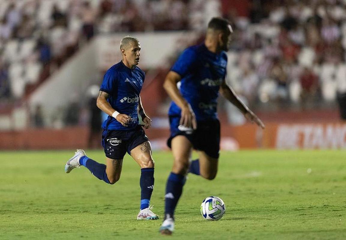 Nutico e Cruzeiro se enfrentaram nesta quinta-feira (13/4), no estdio dos Aflitos, no Recife, pelo jogo de ida da terceira fase da Copa do Brasil