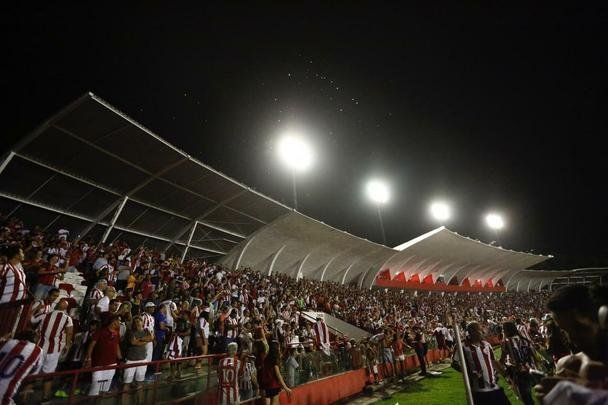 A felicidade alvirrubra invadiu o gramado após a vitória em cima do Paysandu, em cobranças da marca penal.