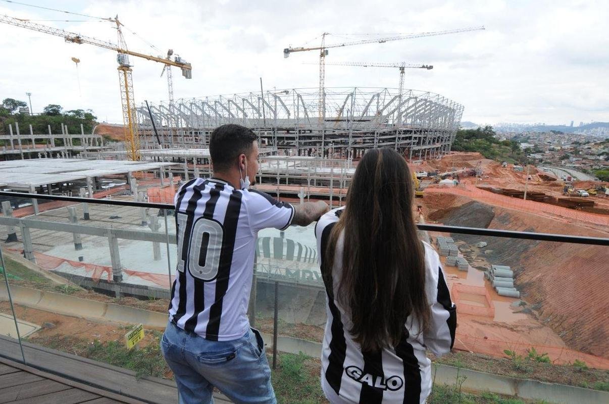 Nesta quarta-feira (20), as obras da Arena MRV, no Bairro Califrnia, em Belo Horizonte, adentraram em uma nova etapa. Isso porque as placas da cobertura do estdio comearam a ser instaladas, conferindo 'novo visual' ao projeto da futura casa do Atltico.