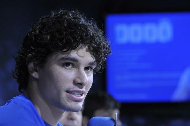 Lateral-esquerdo Dod, de 26 anos, foi apresentado pelo Cruzeiro na Toca; Jos Benedito, pai do lateral, e Jnior Pedroso, empresrio, estiveram presentes