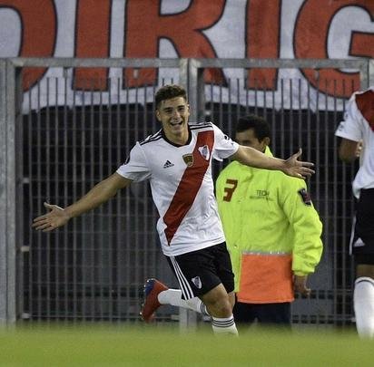 Julin lvarez (19 anos) - Estreou pelo time profissional do River Plate em outubro de 2018. Pode ganhar a vaga j que Rafael Borr est suspenso e Pratto volta de leso. Mesmo jovem, entrou na vitria do River sobre o Boca Juniors, na final da Liberadores do ano passado. 