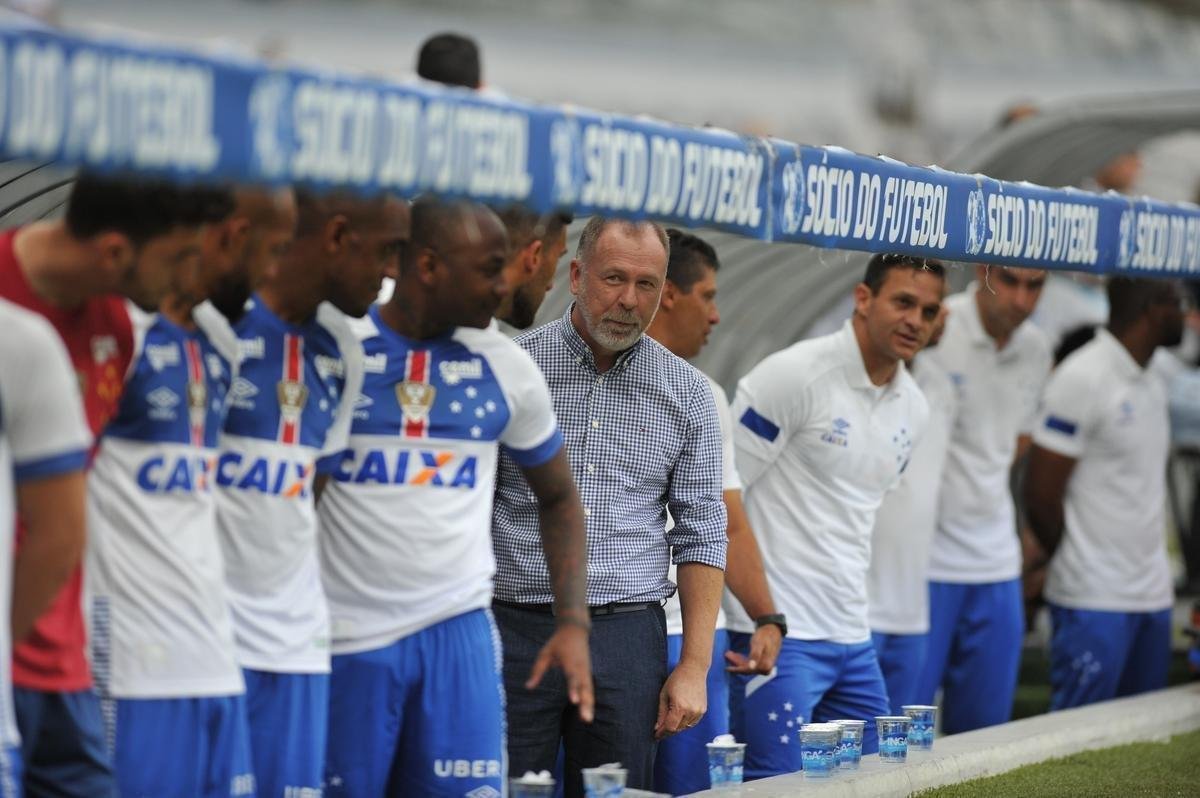 Cruzeiro estreou novo uniforme neste sbado, contra o Grmio