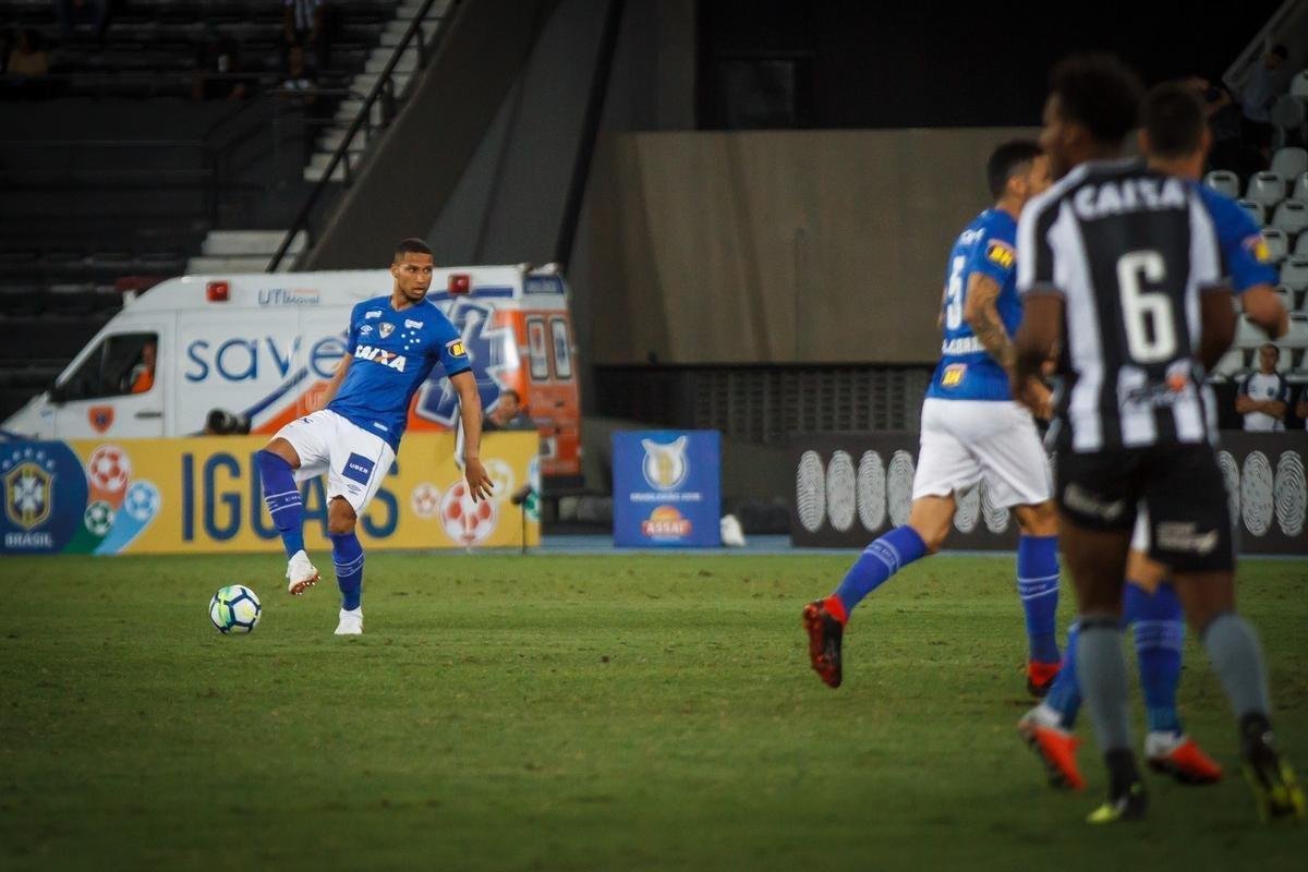 Titular na maior parte da campanha do ttulo da Copa do Brasil de 2017, Murilo acabou perdendo espao na zaga do Cruzeiro com o retorno de Ded. Alm disso, viu uma leso no ombro dificultar seu desempenho em 2018. O camisa 4 disputou 22 jogos com a camisa celeste nesta temporada e ainda no marcou gols pelo clube. 