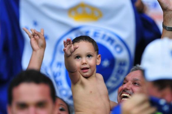 Torcida do Cruzeiro compareceu em grande nmero ao Mineiro e fez muita festa