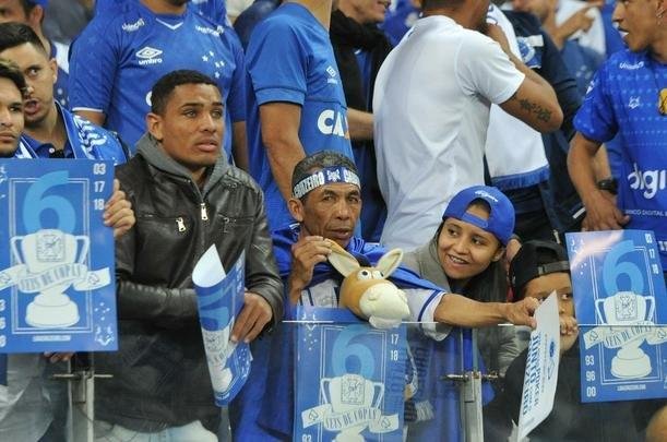 Torcedores do Cruzeiro lotam as arquibancadas do Mineiro para acompanhar a partida vlida pelas quartas de final da Copa do Brasil
