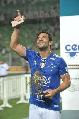 Entrega de medalhas e erguimento da taa: veja a festa do Cruzeiro com o bi do Mineiro