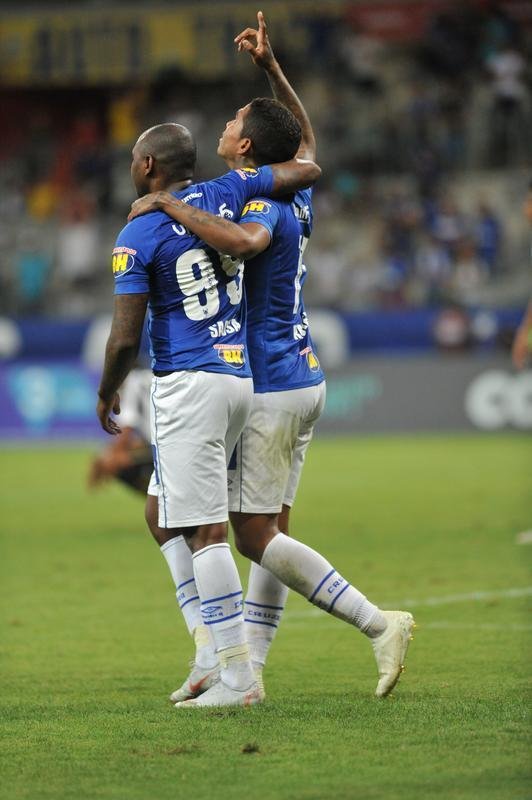 Em jogo com grande atuao do goleiro Fbio, Cruzeiro derrotou Santos de virada, por 2 a 1, com gols de Sass e Raniel; Gabriel Barbosa marcou para o Peixe, no Mineiro, pela 26 rodada do Brasileiro