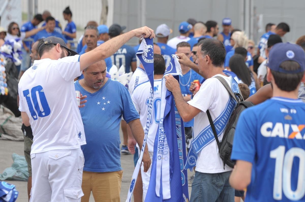 Fotos da torcida do Cruzeiro no primeiro clssico da final do Mineiro, contra o Atltico, no Mineiro