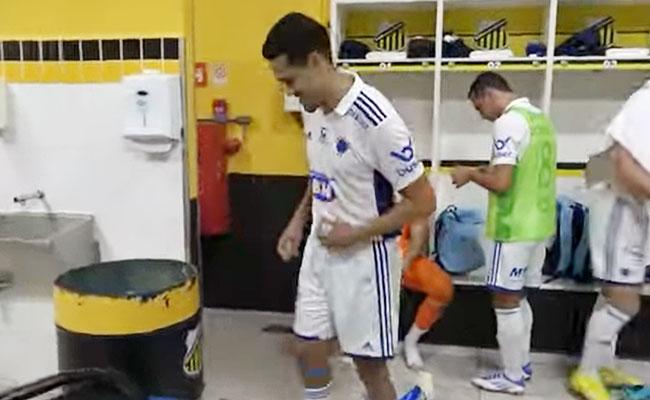 Oliveira faz a dana do passinho ao som de Just Like The Wind