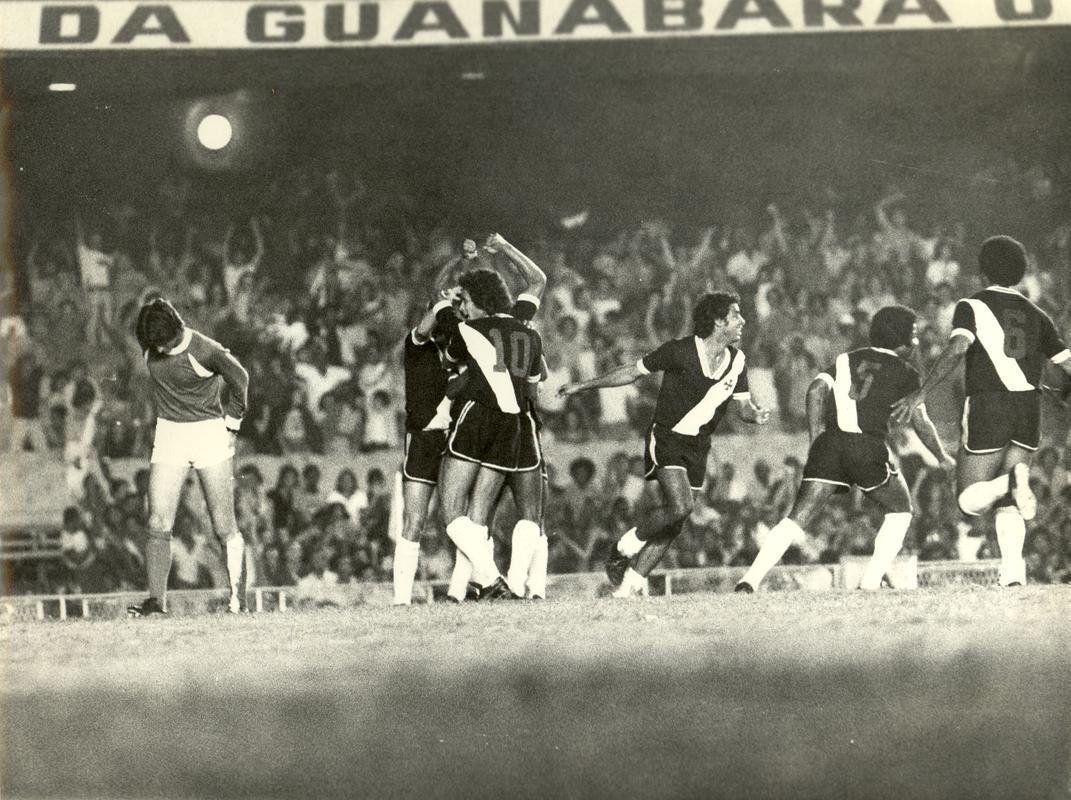 Vasco venceu Cruzeiro por 2 a 1 pela final do Campeonato Brasileiro de 1974. Partida ficou marcada por erro de rbitro Armando Marques, que anulou gol legtimo do volante celeste Z Carlos. Empate no Maracan daria ttulo aos mineiros.