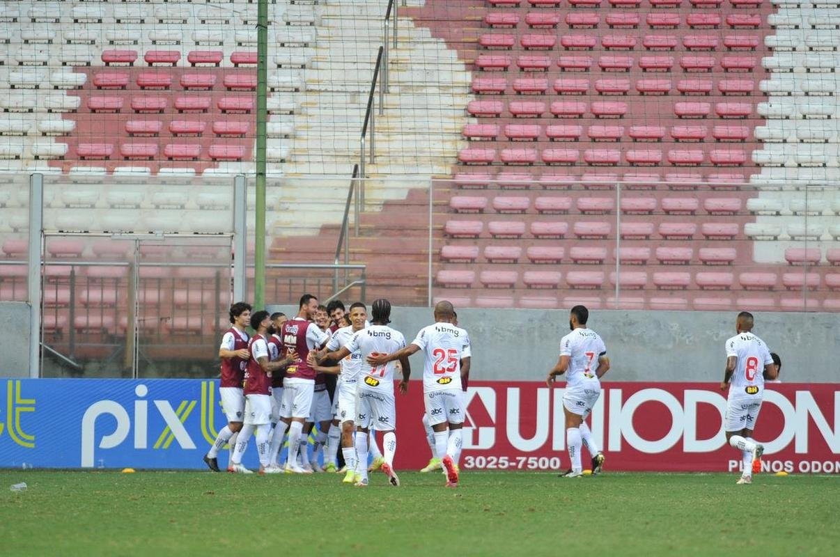 Gols de Arana e Savarino deram a vitria ao Atltico no clssico contra o Amrica pela sexta rodada do Mineiro