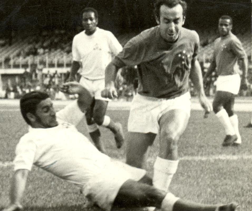 17/08/1970 - Tosto, do Cruzeiro, em jogo no Mineiro em 1970.