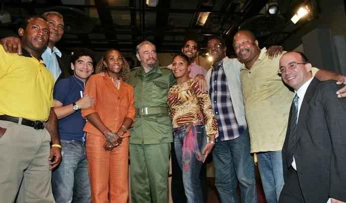 Visita de Maradona a Fidel Castro em 2005 para gravação de programa de TV. Junto do ex-craque e do ditador estão os atletas Carlos Tabarez, Teofilo Stevenson, Ana Fidelia Quirot, Driulis Gonzalez, Javier Sotomayor, Cristian Jimenez, Tomas Herrera e Randy Alonso.
