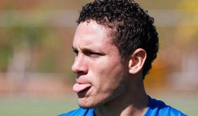 Reina (2008) - Javier Reina disputou apenas dois jogos oficiais, alm de um amistoso com a camisa do Cruzeiro. Revelado no Amrica de Cali, foi contratado pela Raposa em parceria com o Grupo Sonda em abril de 2008 por US$ 900 mil (R$ 1,5 milho na poca). Pouco aproveitado pelos treinadores, o meia foi emprestado a Ipatinga e Cear.