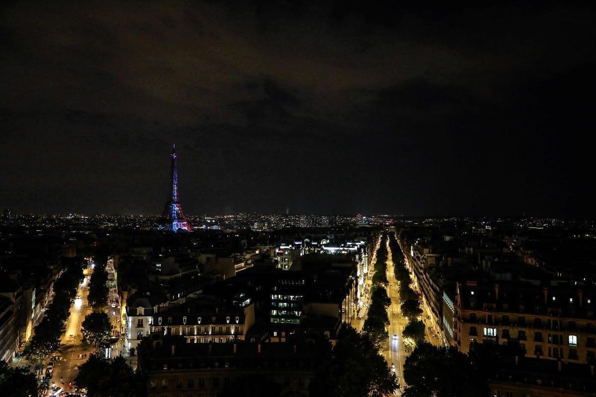 Quando a noite chegou, Paris ficou ainda mais linda: Torre Eiffel foi iluminada com as cores da bandeira francesa e Arco do Triunfo recebeu projees com rostos dos campees