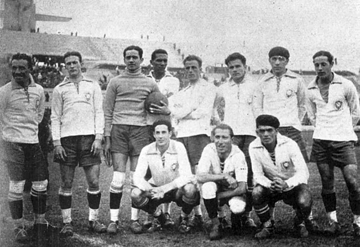 1930 - Primeira camisa do Brasil em Copas do Mundo foi branca com gola azul